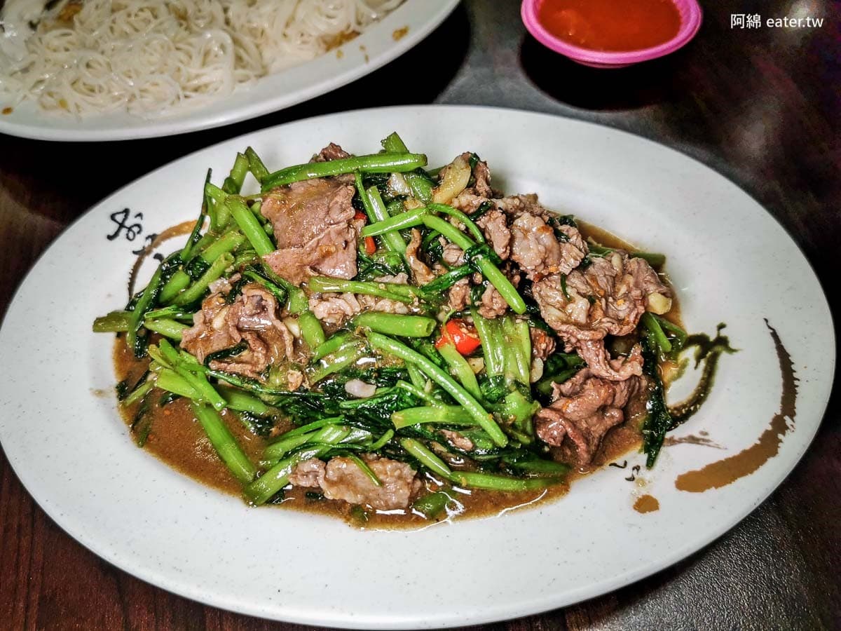 桃園人激推「平價炒羊肉」!爆量羊肉炒麵、燴飯百元有找,路邊攤賣到開店面 桃園人激推「平價炒羊肉」!爆量羊肉炒麵、燴飯百元有找,路邊攤賣到開店面
