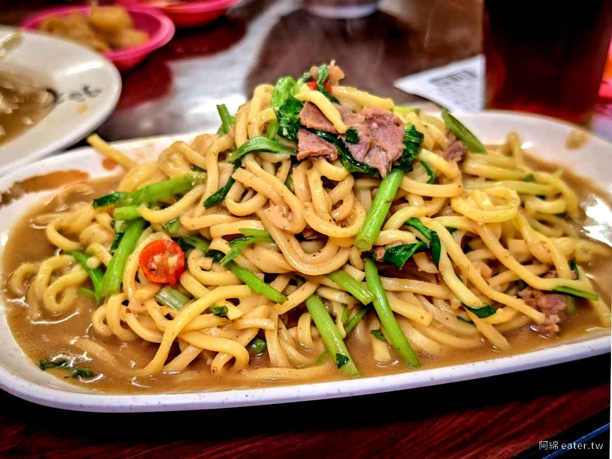 桃園人激推「平價炒羊肉」!爆量羊肉炒麵、燴飯百元有找,路邊攤賣到開店面 桃園人激推「平價炒羊肉」!爆量羊肉炒麵、燴飯百元有找,路邊攤賣到開店面