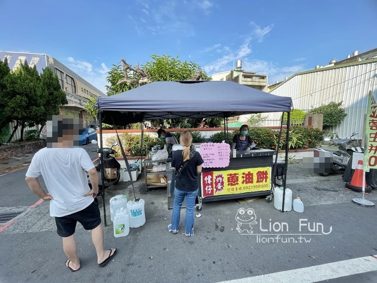 在地回購率超高!4.9星「黃金炸蛋蔥油餅」藏這,半熟蛋尬蔥花、小黃瓜超唰嘴 在地回購率超高!4.9星「黃金炸蛋蔥油餅」藏這,半熟蛋尬蔥花、小黃瓜超唰嘴