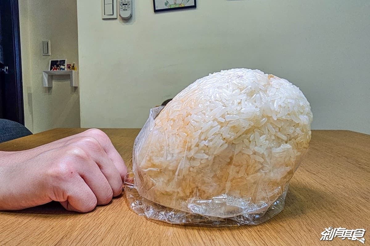 挑戰全台最大顆!台中80元「霸王級飯糰」塞爆8種料,夾整根香腸、整塊豬排 挑戰全台最大顆!台中80元「霸王級飯糰」塞爆8種料,夾整根香腸、整塊豬排
