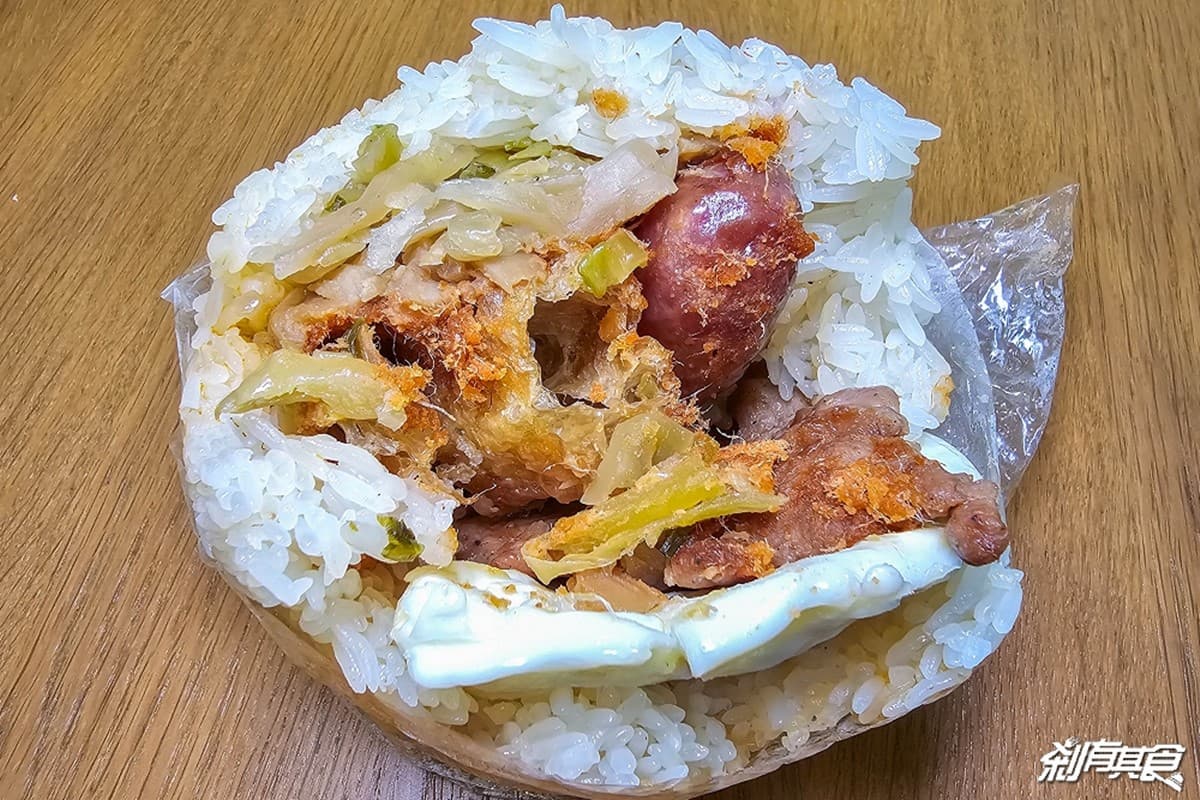 挑戰全台最大顆!台中80元「霸王級飯糰」塞爆8種料,夾整根香腸、整塊豬排 挑戰全台最大顆!台中80元「霸王級飯糰」塞爆8種料,夾整根香腸、整塊豬排
