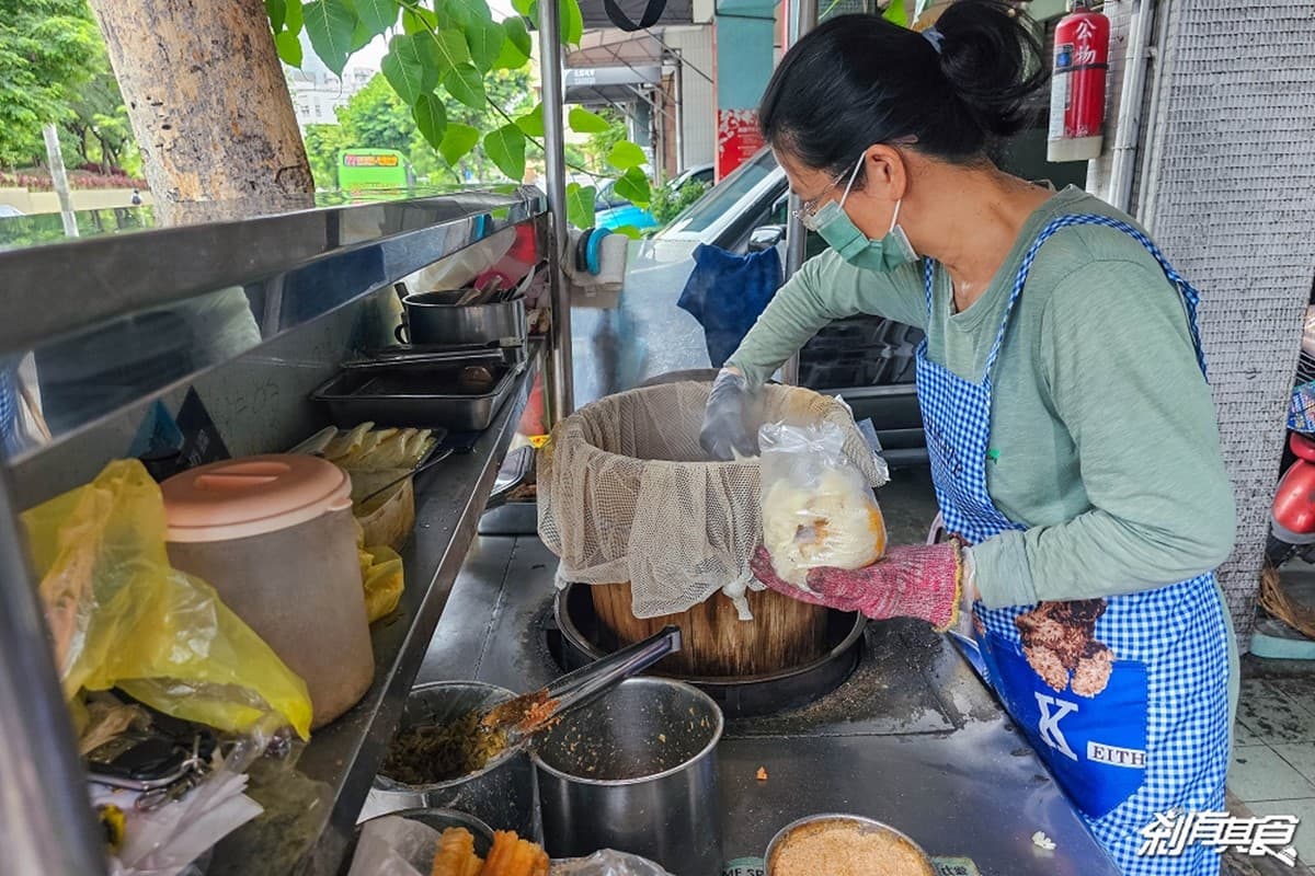 挑戰全台最大顆!台中80元「霸王級飯糰」塞爆8種料,夾整根香腸、整塊豬排 挑戰全台最大顆!台中80元「霸王級飯糰」塞爆8種料,夾整根香腸、整塊豬排