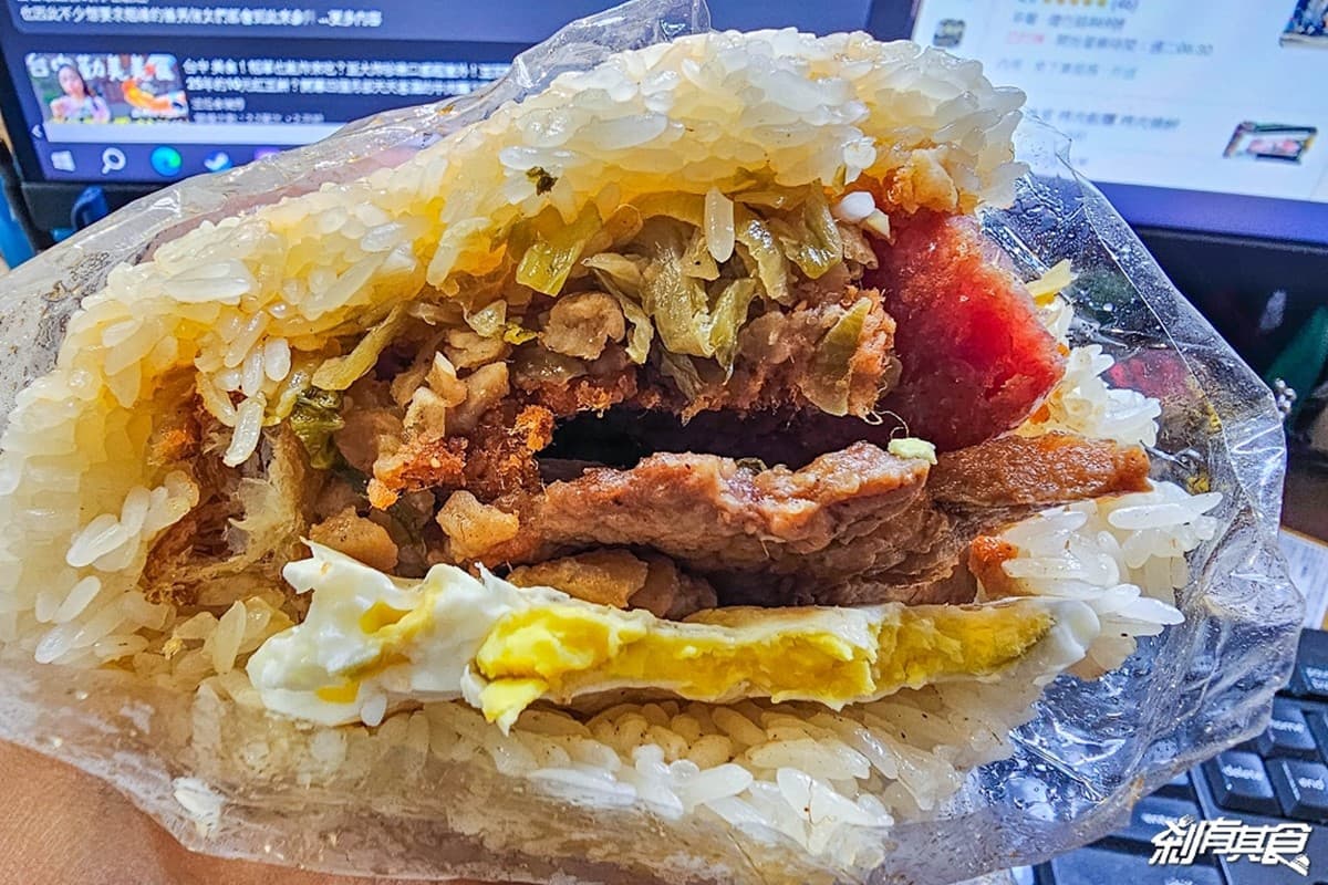 挑戰全台最大顆!台中80元「霸王級飯糰」塞爆8種料,夾整根香腸、整塊豬排 挑戰全台最大顆!台中80元「霸王級飯糰」塞爆8種料,夾整根香腸、整塊豬排