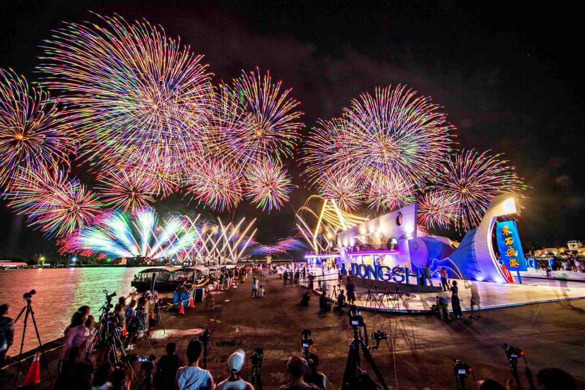 嘉義最美海上煙火「這1天」登場!免費玩氣墊樂園,加碼4家東石烤蚵吃到飽 嘉義最美海上煙火「這1天」登場!免費玩氣墊樂園,加碼4家東石烤蚵吃到飽