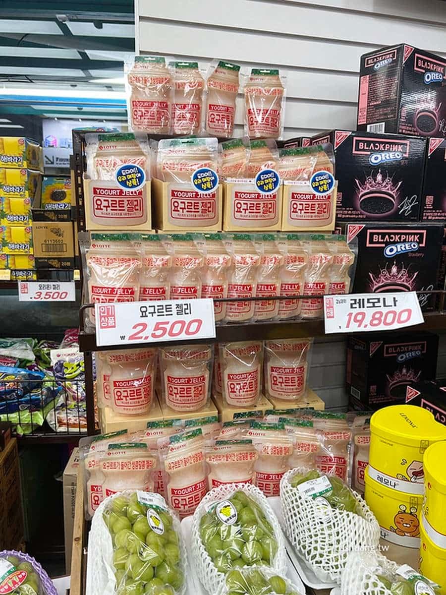 免稅還有國際配送!首爾「零食專賣店」8款必買:BLACKPINK限定餅乾、樂天軟糖 免稅還有國際配送!首爾「零食專賣店」8款必買:BLACKPINK限定餅乾、樂天軟糖
