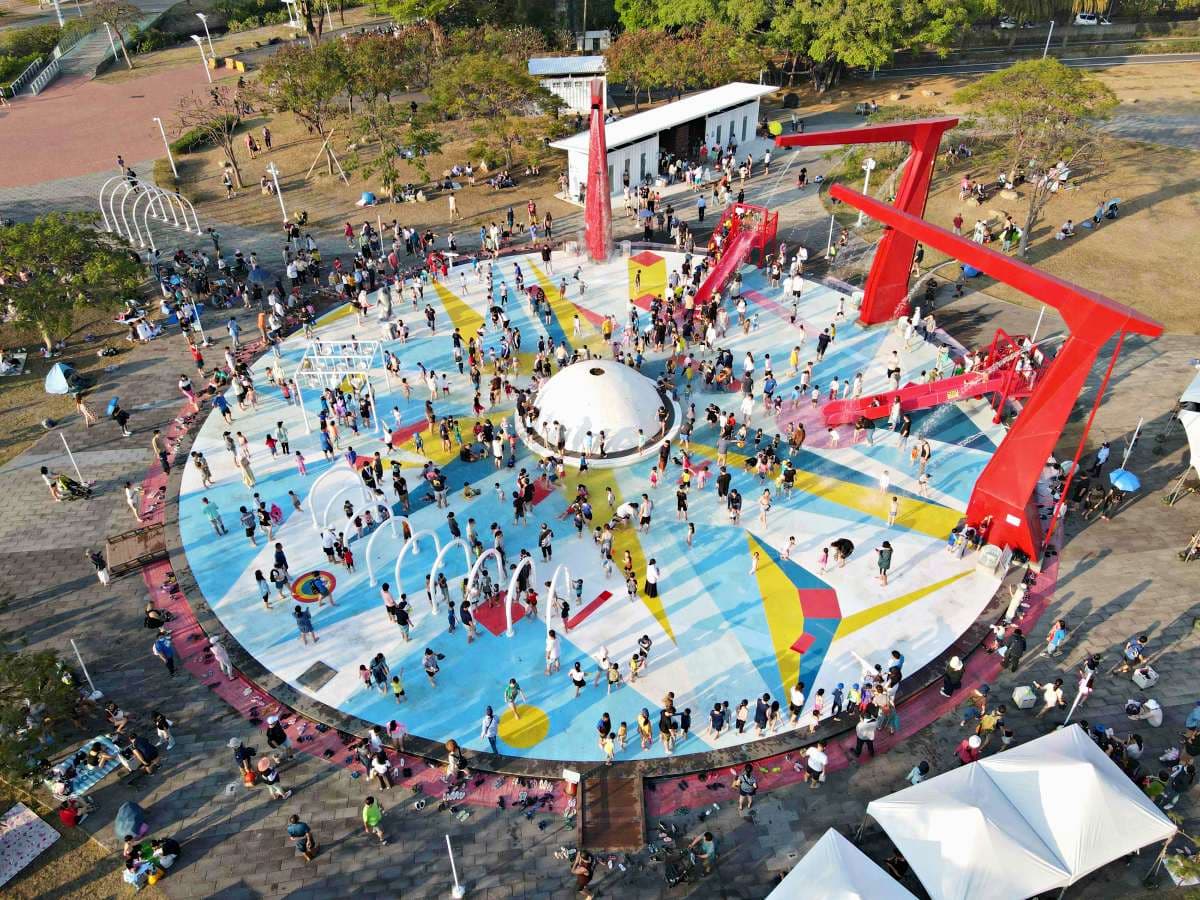 高雄最大「免門票親水公園」開放!吊臂噴水器、拱門水霧超消暑,暑假衝一波 高雄最大「免門票親水公園」開放!吊臂噴水器、拱門水霧超消暑,暑假衝一波
