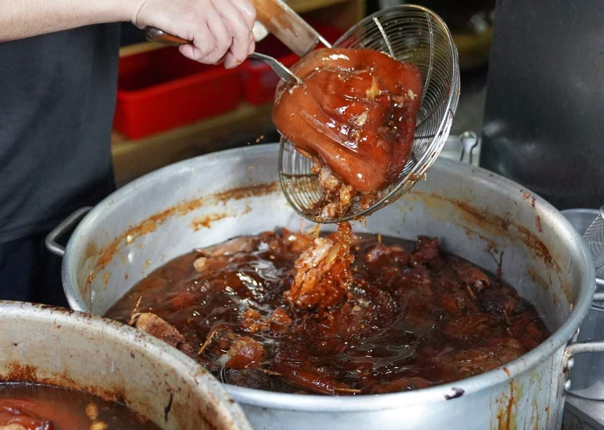高雄人瘋排「銷魂黑金腿庫飯」!南部味蒸蛋軟嫩噴香,肥潤滷大腸每桌必點 高雄人瘋排「銷魂黑金腿庫飯」!南部味蒸蛋軟嫩噴香,肥潤滷大腸每桌必點