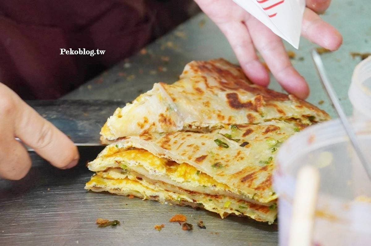 東區巨無霸「蔥油餅包飯糰」重出江湖!新攤位地點曝光,超大分量照樣吃到撐 東區巨無霸「蔥油餅包飯糰」重出江湖!新攤位地點曝光,超大分量照樣吃到撐