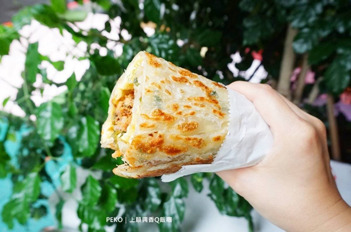 東區巨無霸「蔥油餅包飯糰」重出江湖!新攤位地點曝光,超大分量照樣吃到撐 東區巨無霸「蔥油餅包飯糰」重出江湖!新攤位地點曝光,超大分量照樣吃到撐