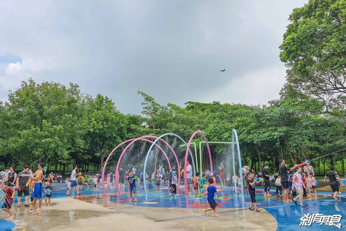 台中人免費玩水!公園戲水區「噴水槍、水霧隧道」超消暑,22公尺溜滑梯放電 台中人免費玩水!公園戲水區「噴水槍、水霧隧道」超消暑,22公尺溜滑梯放電