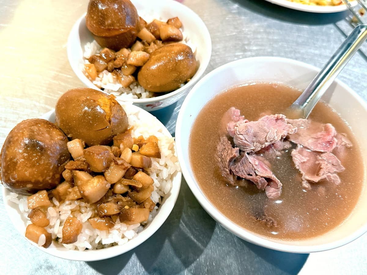 肉燥飯、滷蛋無限吃到飽!台中「超佛牛肉湯」最低145元,必點大分量牛腩 逢甲夜市吃到飽餐廳推薦|其森牛肉湯