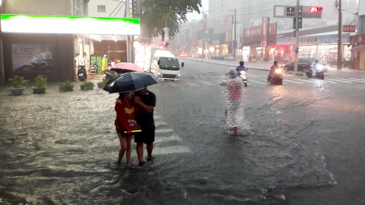 雨天鞋子濕透怎麼辦?家事達人授3招速乾不發臭,網友實測:真的很實用