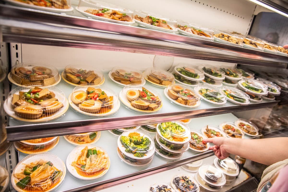 苗栗80年排隊大餛飩!搭配Q皮肉圓免百元吃飽飽,熱滷味、涼拌小菜都必點 苗栗80年排隊大餛飩!搭配Q皮肉圓免百元吃飽飽,熱滷味、涼拌小菜都必點