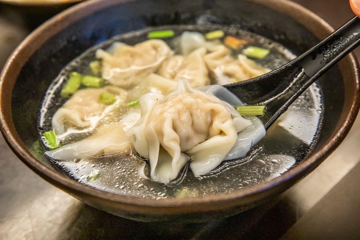 苗栗80年排隊大餛飩!搭配Q皮肉圓免百元吃飽飽,熱滷味、涼拌小菜都必點 苗栗80年排隊大餛飩!搭配Q皮肉圓免百元吃飽飽,熱滷味、涼拌小菜都必點