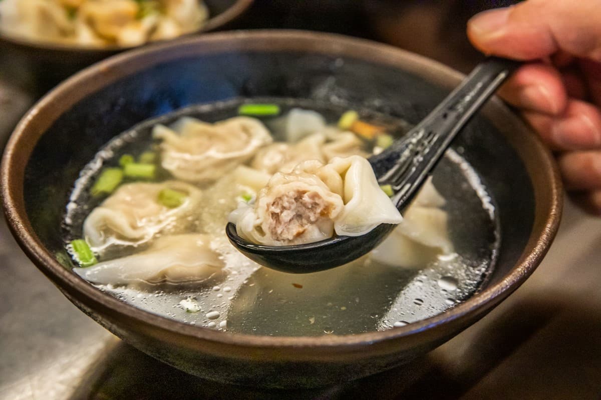 苗栗80年排隊大餛飩!搭配Q皮肉圓免百元吃飽飽,熱滷味、涼拌小菜都必點 苗栗80年排隊大餛飩!搭配Q皮肉圓免百元吃飽飽,熱滷味、涼拌小菜都必點
