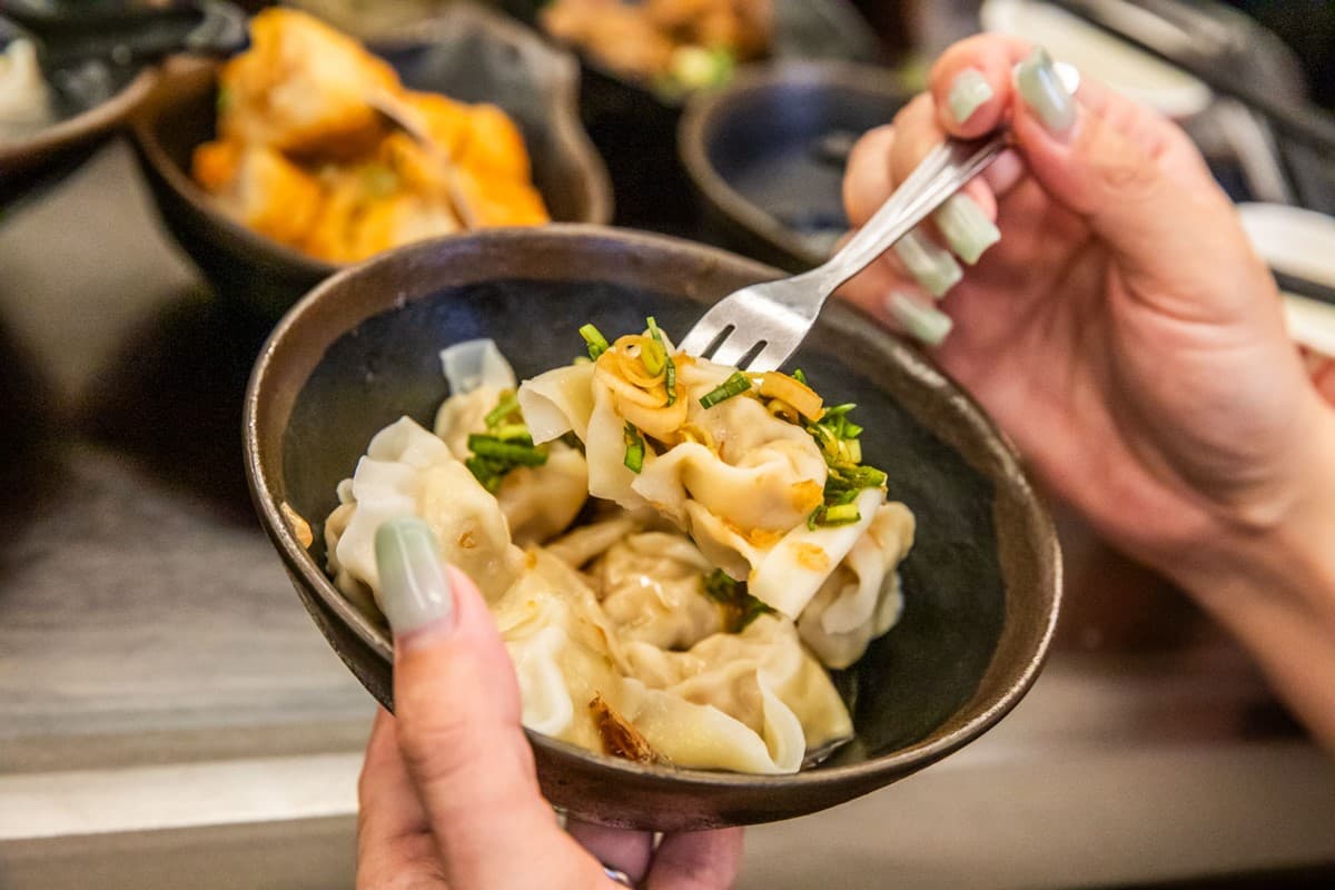 苗栗80年排隊大餛飩!搭配Q皮肉圓免百元吃飽飽,熱滷味、涼拌小菜都必點 苗栗80年排隊大餛飩!搭配Q皮肉圓免百元吃飽飽,熱滷味、涼拌小菜都必點