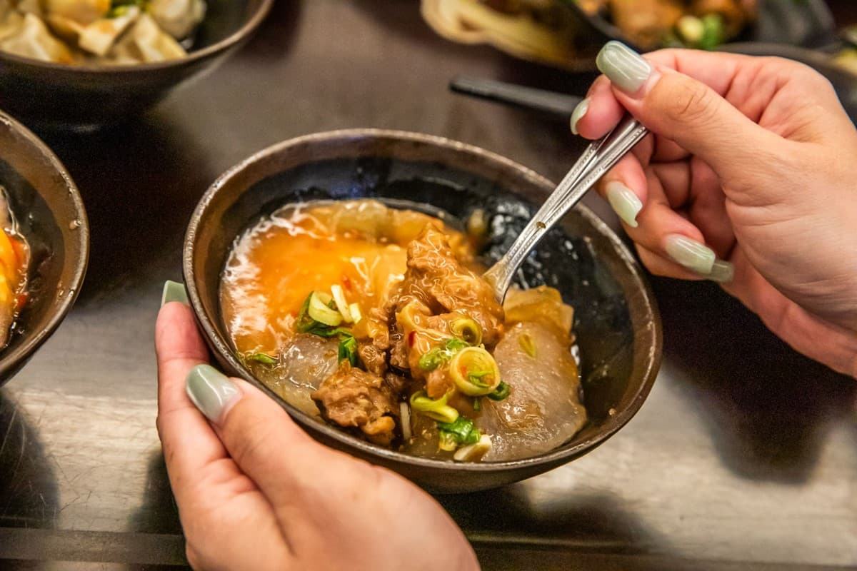 苗栗80年排隊大餛飩!搭配Q皮肉圓免百元吃飽飽,熱滷味、涼拌小菜都必點 苗栗80年排隊大餛飩!搭配Q皮肉圓免百元吃飽飽,熱滷味、涼拌小菜都必點