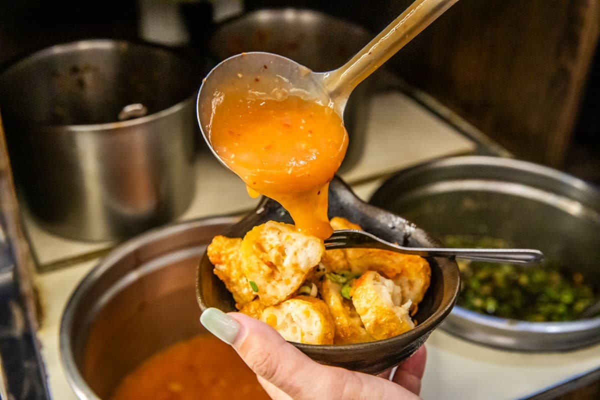 苗栗80年排隊大餛飩!搭配Q皮肉圓免百元吃飽飽,熱滷味、涼拌小菜都必點 苗栗80年排隊大餛飩!搭配Q皮肉圓免百元吃飽飽,熱滷味、涼拌小菜都必點