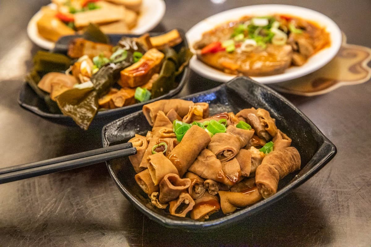 苗栗80年排隊大餛飩!搭配Q皮肉圓免百元吃飽飽,熱滷味、涼拌小菜都必點 苗栗80年排隊大餛飩!搭配Q皮肉圓免百元吃飽飽,熱滷味、涼拌小菜都必點