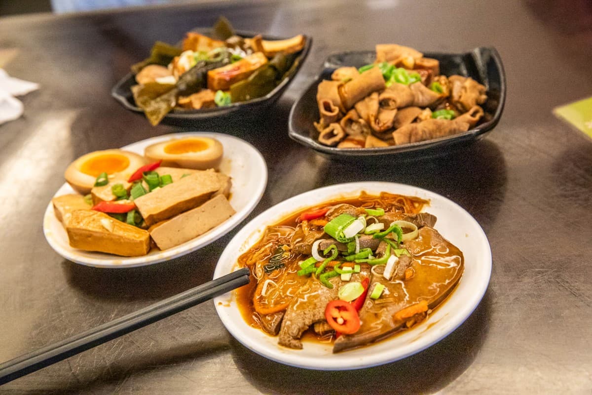 苗栗80年排隊大餛飩!搭配Q皮肉圓免百元吃飽飽,熱滷味、涼拌小菜都必點 苗栗80年排隊大餛飩!搭配Q皮肉圓免百元吃飽飽,熱滷味、涼拌小菜都必點