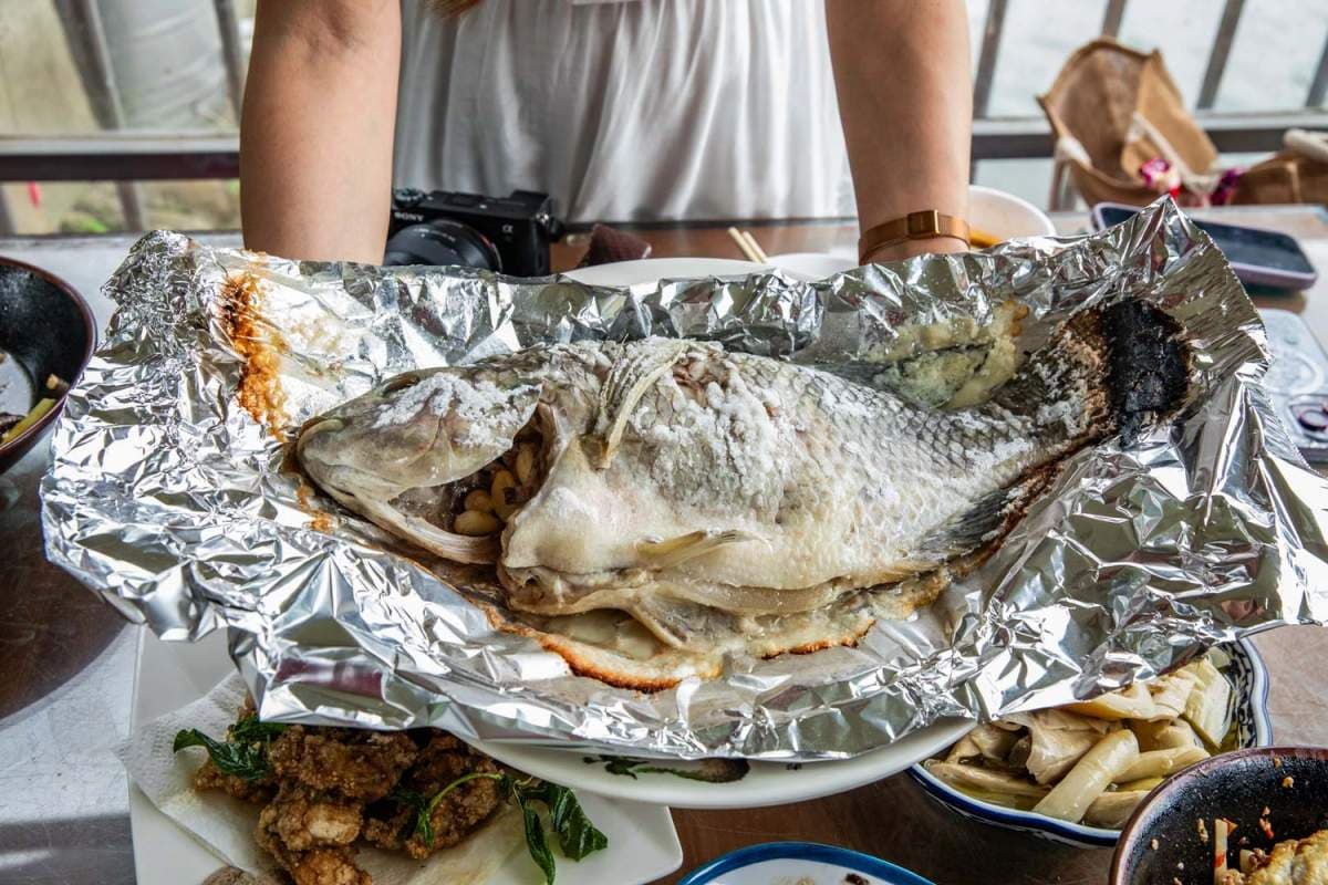 龍潭隱藏版「水上客家菜」!老饕最愛現撈仔鮮魚,客家悶筍、梅干扣肉都必點 龍潭隱藏版「水上客家菜」!老饕最愛現撈仔鮮魚,客家悶筍、梅干扣肉都必點