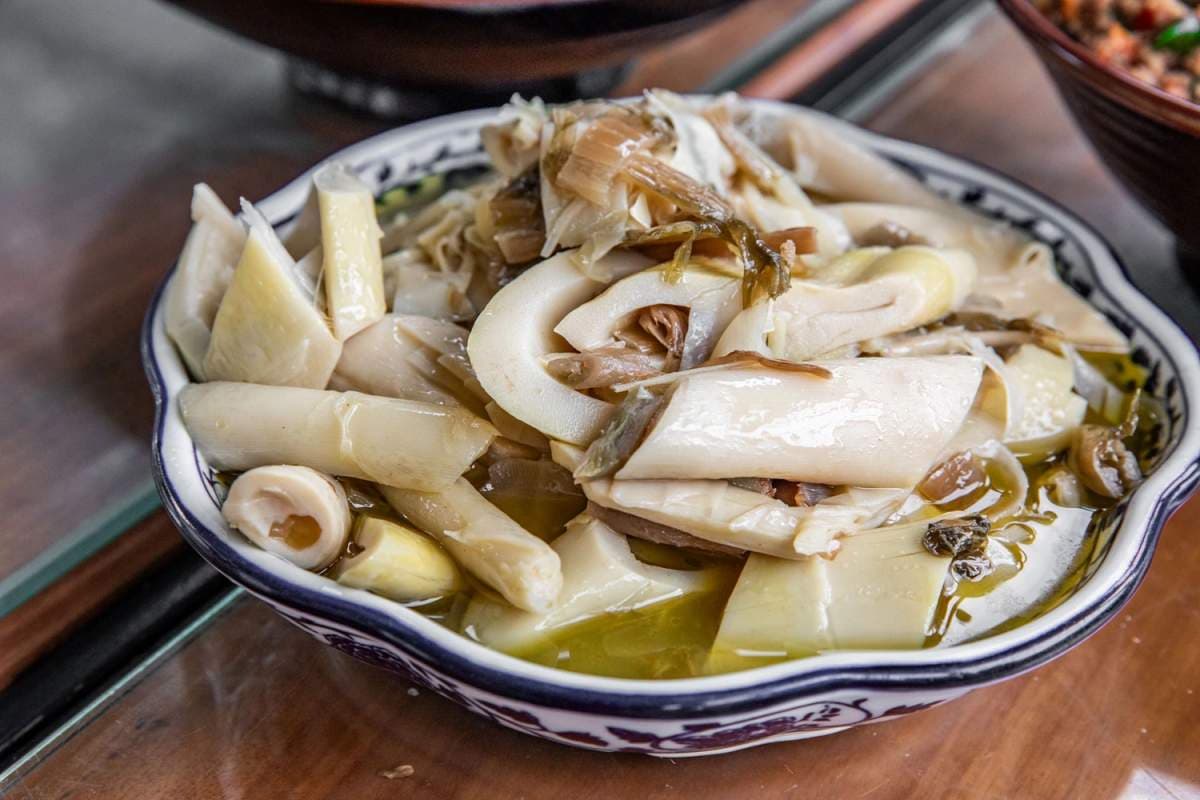 龍潭隱藏版「水上客家菜」!老饕最愛現撈仔鮮魚,客家悶筍、梅干扣肉都必點 龍潭隱藏版「水上客家菜」!老饕最愛現撈仔鮮魚,客家悶筍、梅干扣肉都必點