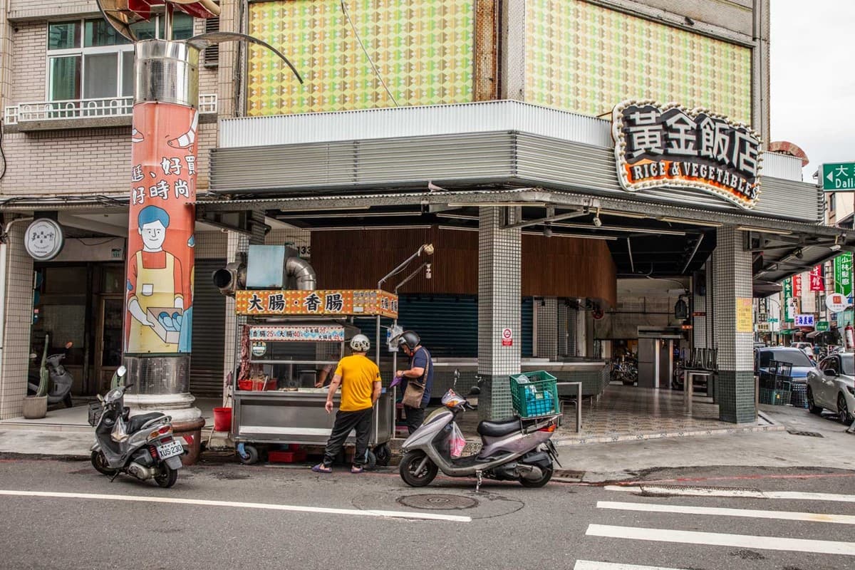 高雄街邊驚見香腸瀑布!醃蘿蔔、小黃瓜、蒜頭免費加爆,大香腸每根只要25元 高雄街邊驚見香腸瀑布!醃蘿蔔、小黃瓜、蒜頭免費加爆,大香腸每根只要25元