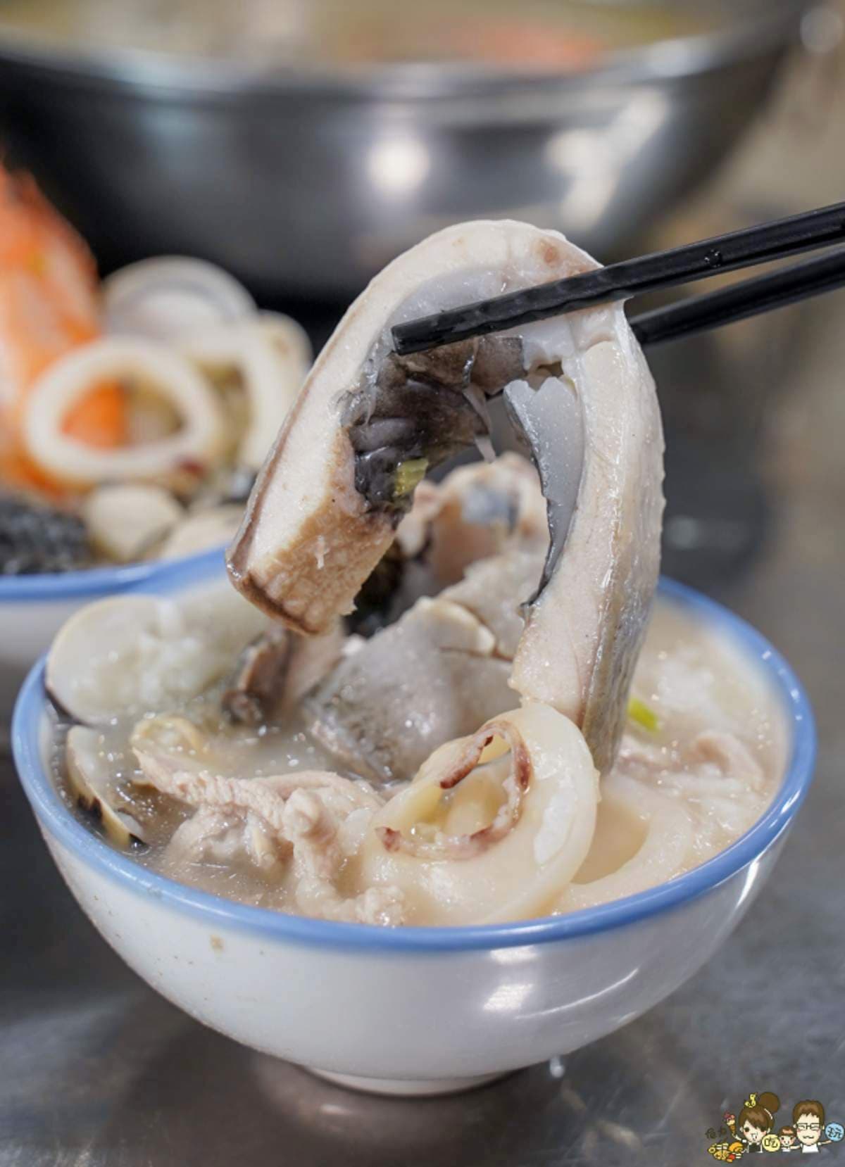 阿嬤怕你吃不飽!高雄最狂「大鐵鍋海鮮粥」百元飽全家,真材實料在地人大推 阿嬤怕你吃不飽!高雄最狂「大鐵鍋海鮮粥」百元飽全家,真材實料在地人大推