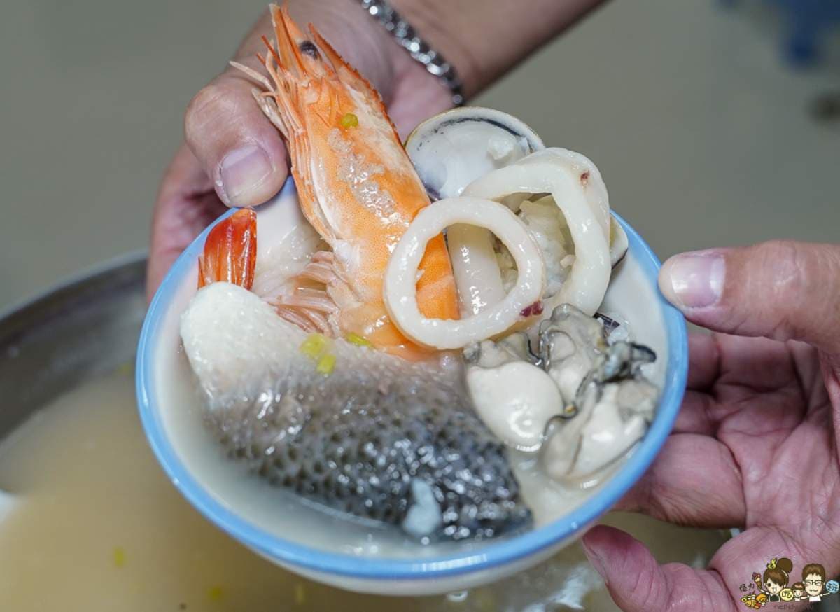 阿嬤怕你吃不飽!高雄最狂「大鐵鍋海鮮粥」百元飽全家,真材實料在地人大推 阿嬤怕你吃不飽!高雄最狂「大鐵鍋海鮮粥」百元飽全家,真材實料在地人大推