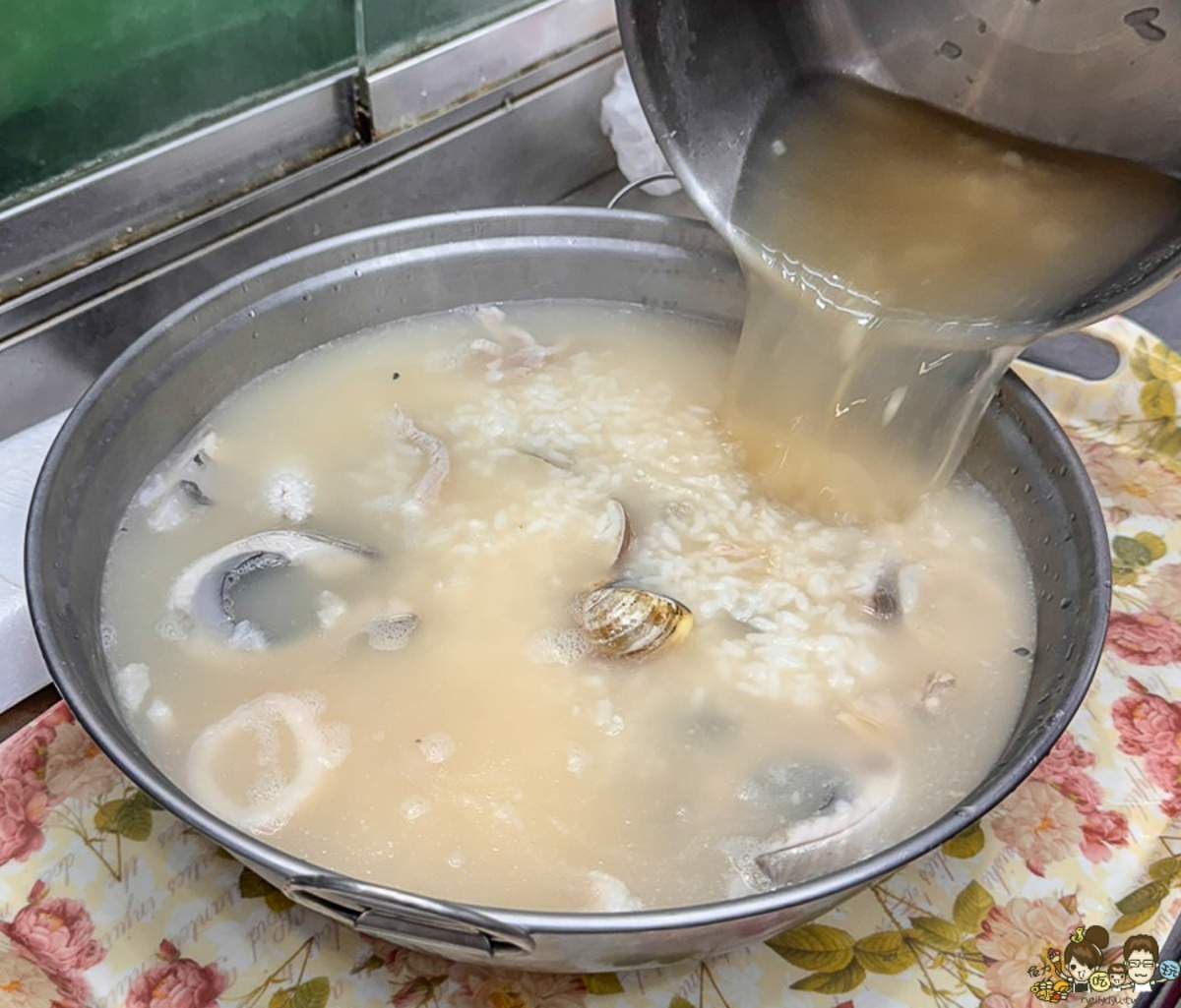 阿嬤怕你吃不飽!高雄最狂「大鐵鍋海鮮粥」百元飽全家,真材實料在地人大推 阿嬤怕你吃不飽!高雄最狂「大鐵鍋海鮮粥」百元飽全家,真材實料在地人大推