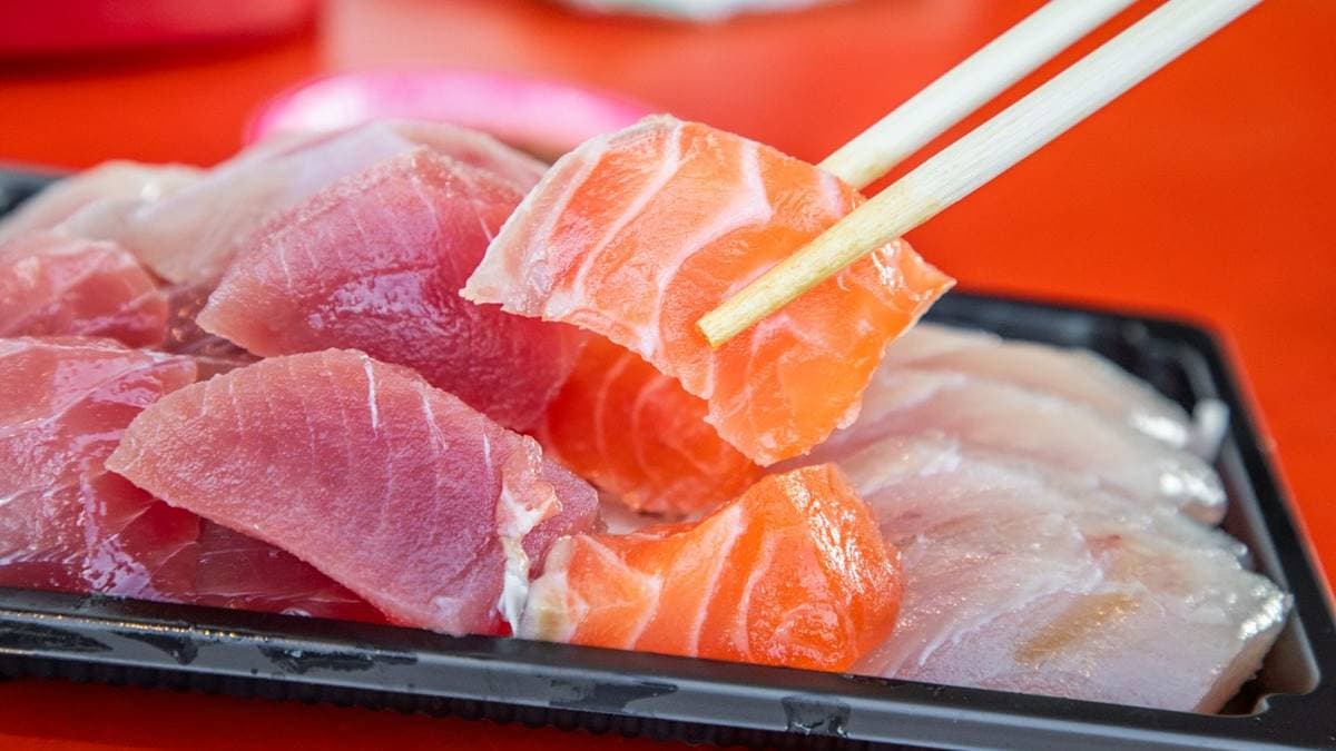 屏東宵夜推薦18家!深夜炭烤饅頭、老字號汕頭火鍋、千層臭豆腐 這裡專賣新鮮上岸、現殺現賣的生魚片,都是厚切不手軟。(圖片提供:大手牽小手。玩樂趣)