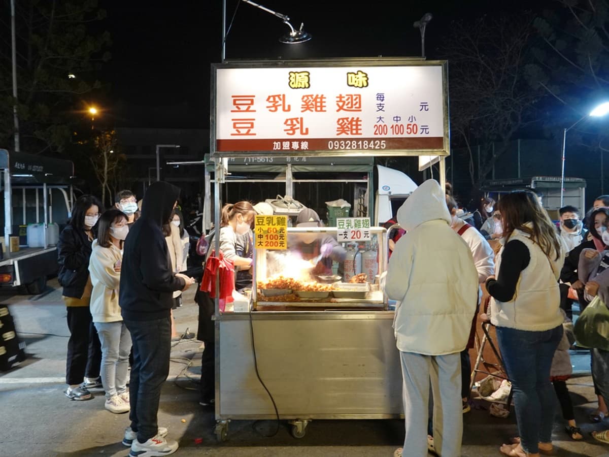 嘉義夜市總整理!最強文化路夜市、2千坪湖美夜市、朴子夜市美食推薦 嘉義夜市「海線最大」朴子週六夜市,這家豆乳雞翅總是有排隊人潮。