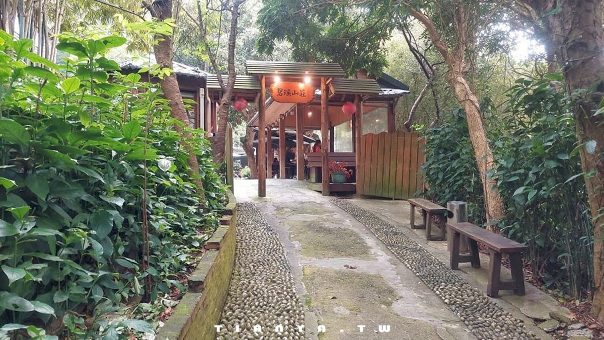 新北隱藏版「百年古厝土雞城」!醬香農家炒肉太唰嘴,週末爬觀音山順路吃 新北隱藏版「百年古厝土雞城」!醬香農家炒肉太唰嘴,週末爬觀音山順路吃