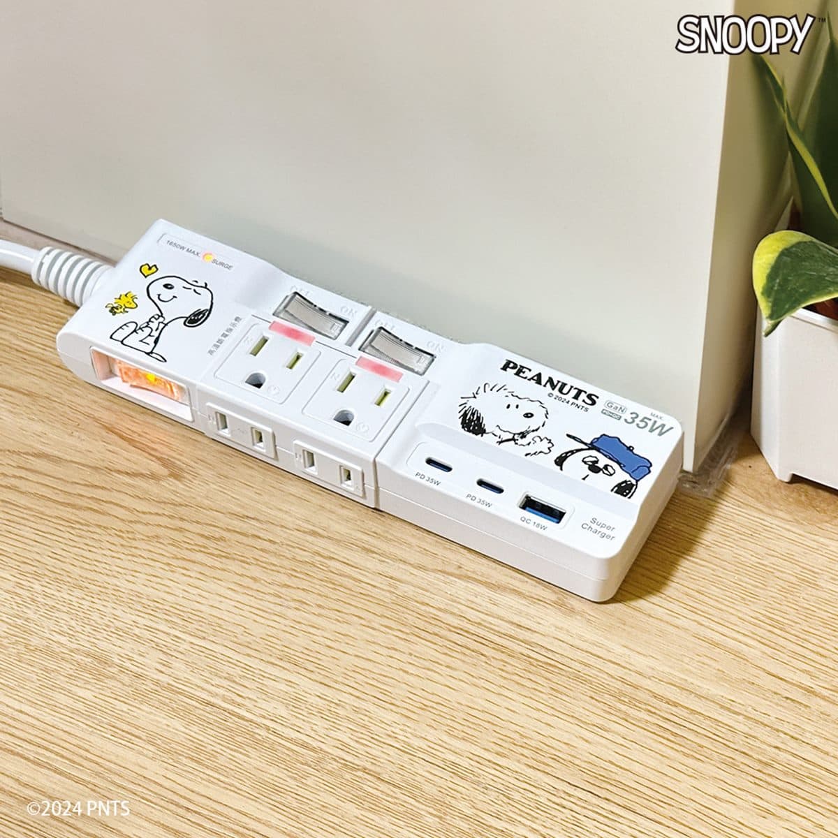 史努比粉荷包守不住!史努比變身軟萌充電座、掛繩,行動電源一次可充5裝置 史努比粉荷包守不住!史努比變身軟萌充電座、掛繩,行動電源一次可充5裝置