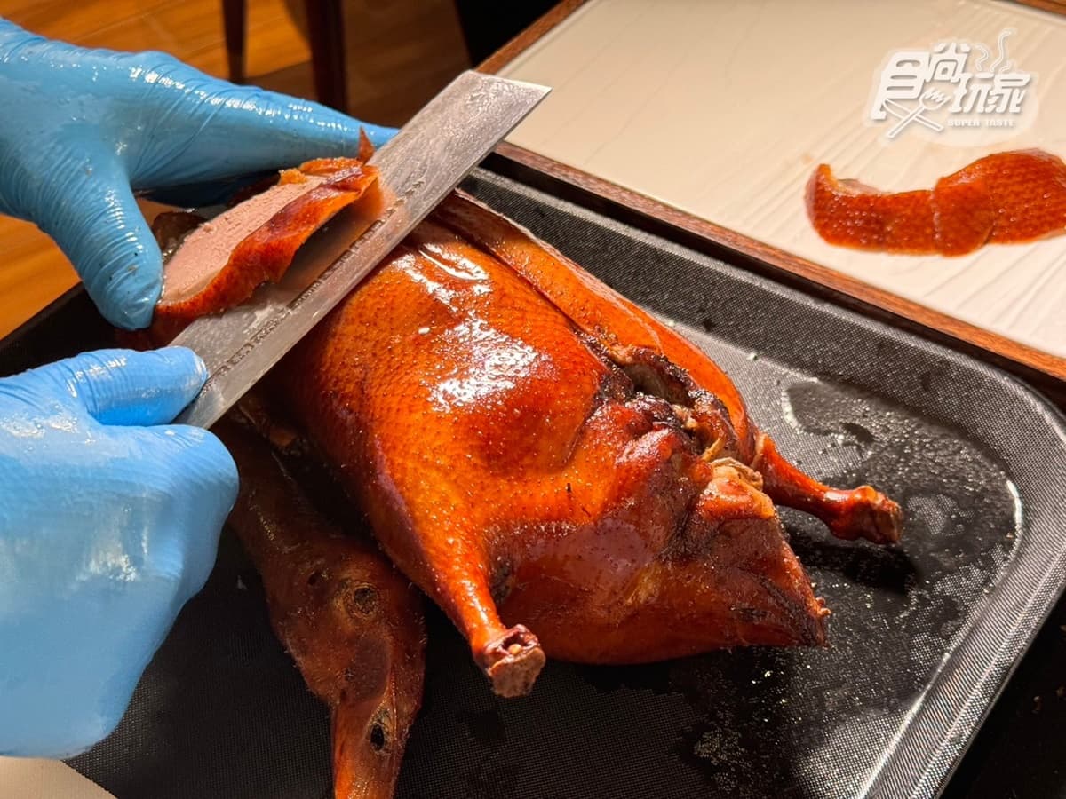 熱銷2.5萬隻烤鴨!開箱最新「上菜片皮鴨」,必嘗鴨夾饃、米其林同款甜點(中獎公布) 熱銷2.5萬隻烤鴨!開箱最新「上菜片皮鴨」,必嘗鴨夾饃、米其林同款甜點(中獎公布)
