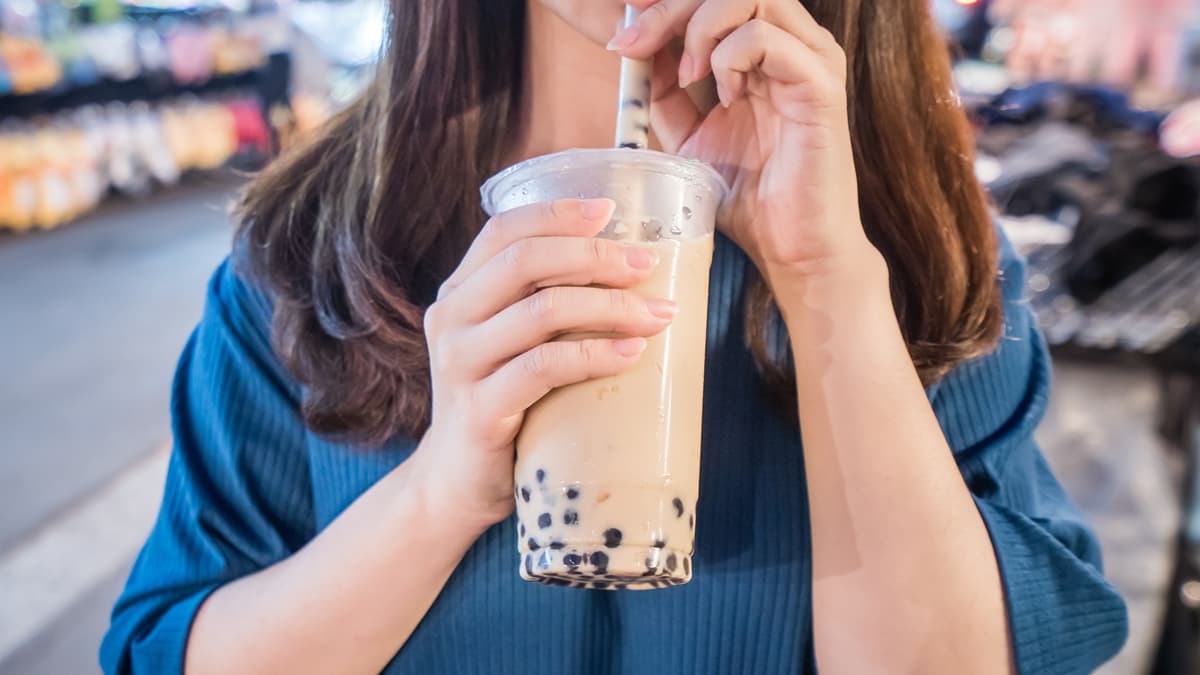 珍奶怎麼喝才不會剩一堆珍珠?內行人曝2技巧,飲料店員也認證