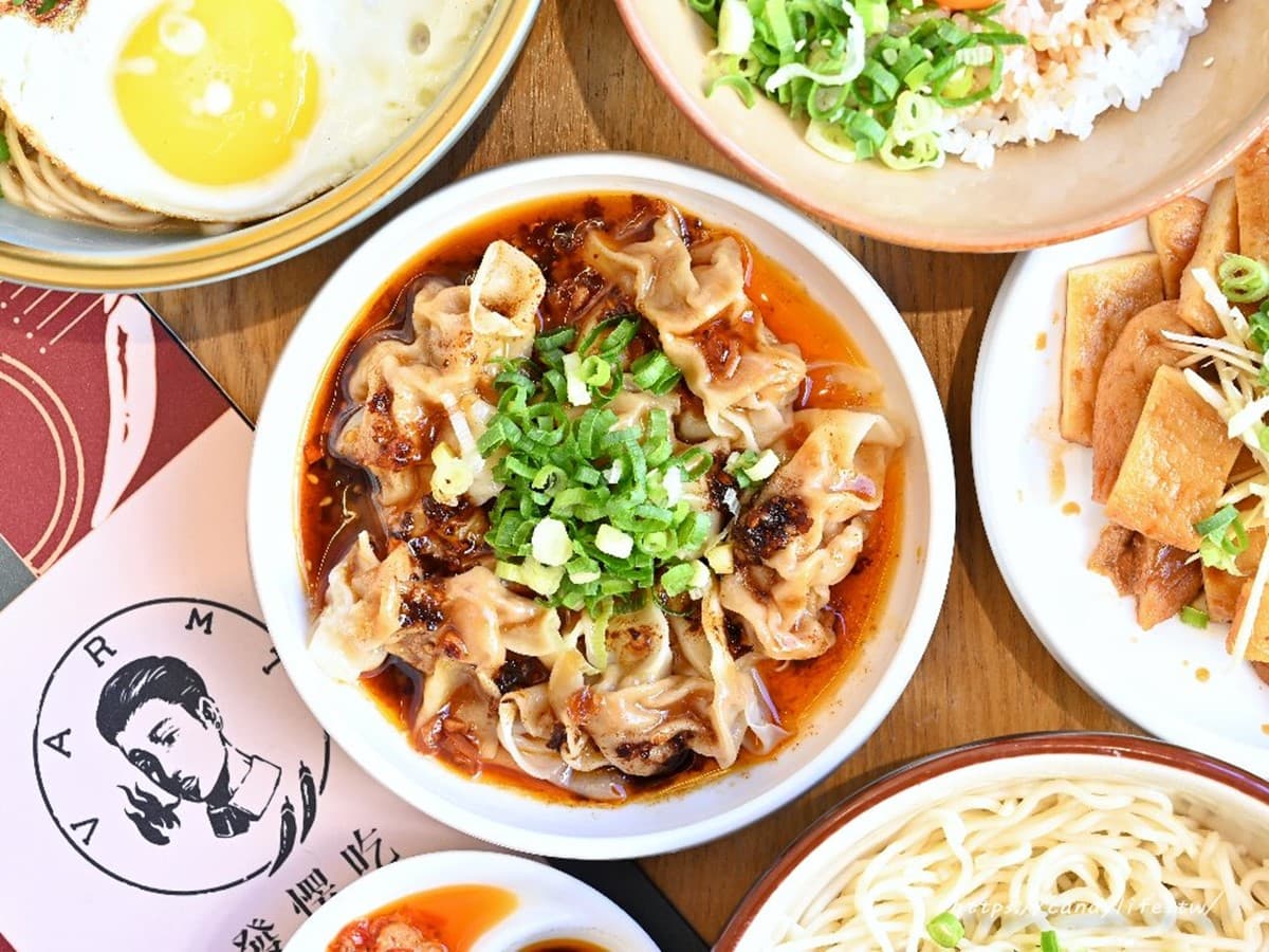 台中也有銷魂皮蛋麵!肉燥拌獨門辣醬濃郁噴香,滿滿蔥海+生蛋黃滑嫩唰嘴 台中也有銷魂皮蛋麵!肉燥拌獨門辣醬濃郁噴香,滿滿蔥海+生蛋黃滑嫩唰嘴