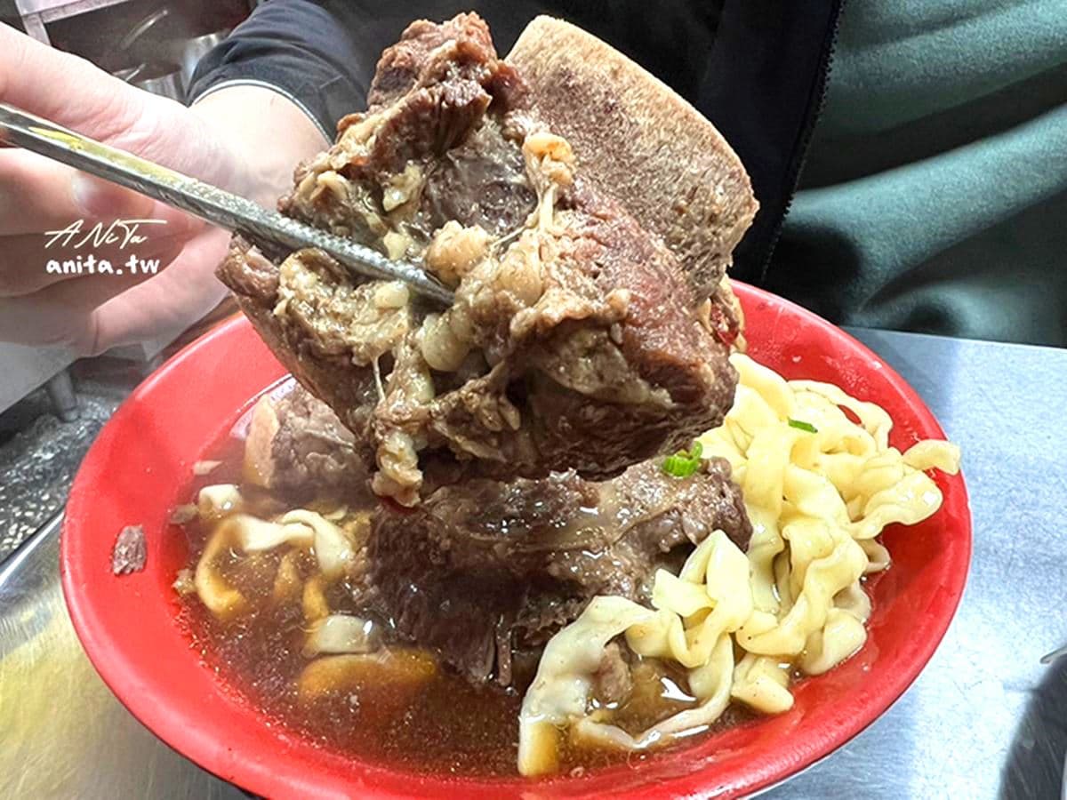 好評破千!新北「超值牛小排麵」1碗吃得到4大塊超撐,還能免費續湯太佛心 好評破千!新北「超值牛小排麵」1碗吃得到4大塊超撐,還能免費續湯太佛心