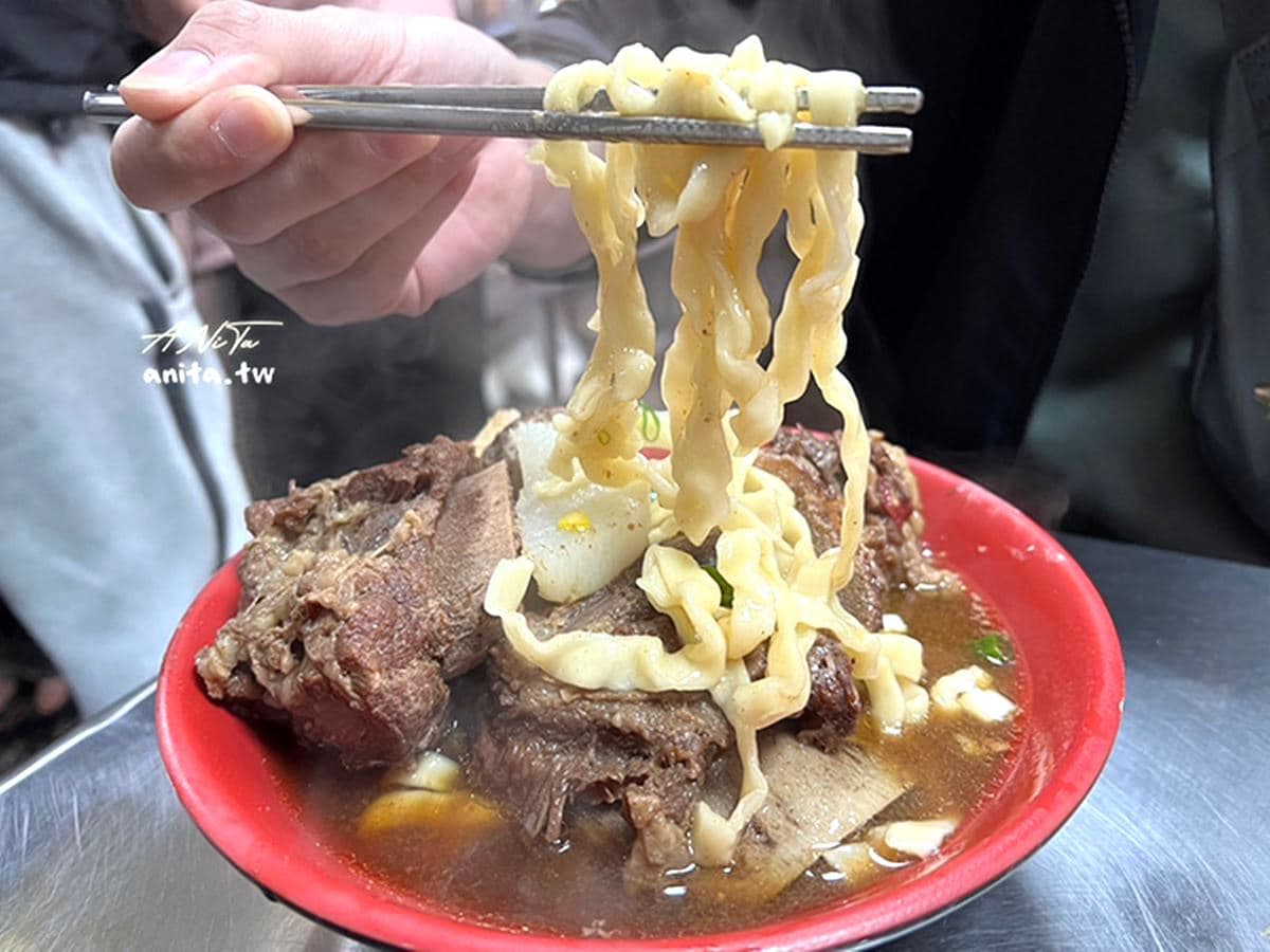 好評破千!新北「超值牛小排麵」1碗吃得到4大塊超撐,還能免費續湯太佛心 好評破千!新北「超值牛小排麵」1碗吃得到4大塊超撐,還能免費續湯太佛心