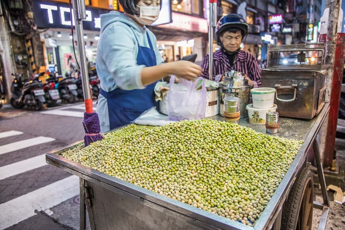 全台僅此一家!50年「炭烤放屁豆」超級懷舊古早味,炭香+胡椒香愈吃愈唰嘴 全台僅此一家!50年「炭烤放屁豆」超級懷舊古早味,炭香+胡椒香愈吃愈唰嘴
