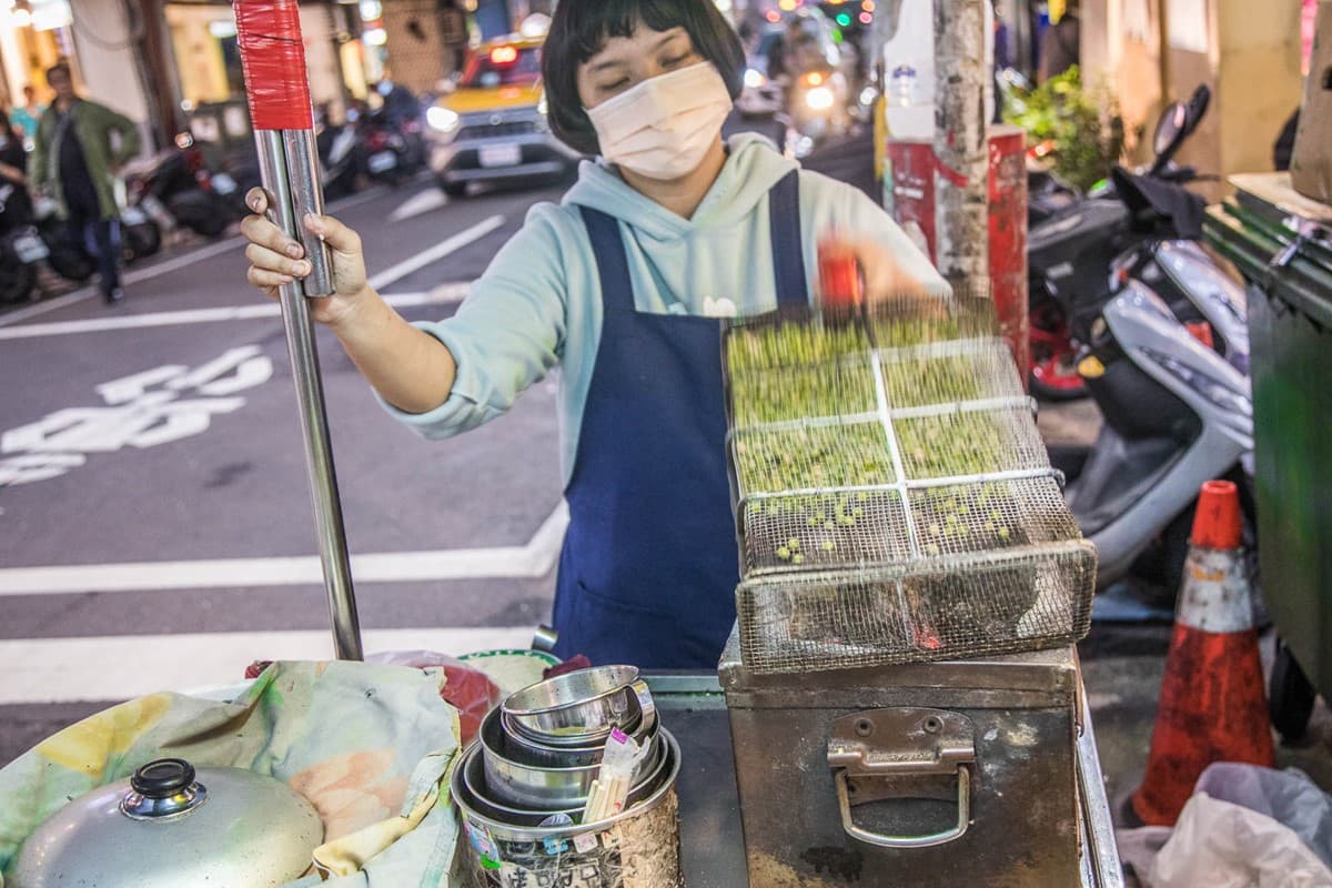 全台僅此一家!50年「炭烤放屁豆」超級懷舊古早味,炭香+胡椒香愈吃愈唰嘴 全台僅此一家!50年「炭烤放屁豆」超級懷舊古早味,炭香+胡椒香愈吃愈唰嘴