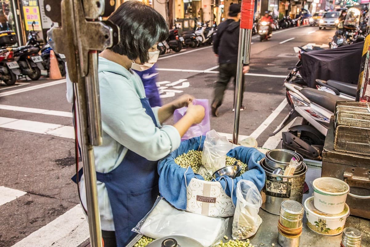 全台僅此一家!50年「炭烤放屁豆」超級懷舊古早味,炭香+胡椒香愈吃愈唰嘴 全台僅此一家!50年「炭烤放屁豆」超級懷舊古早味,炭香+胡椒香愈吃愈唰嘴