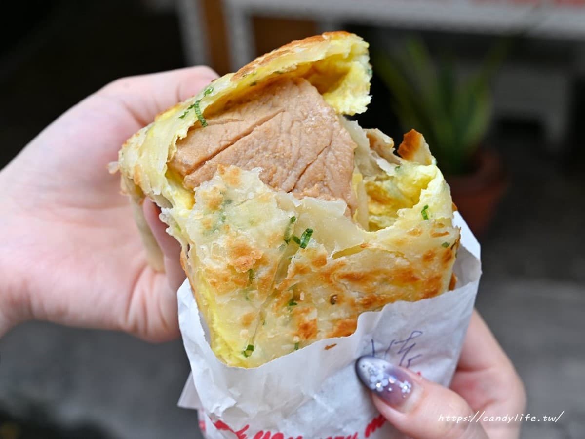台中人激推「酥皮蛋餅」!現煎餅皮金黃恰恰飄焦香,夾入牽絲起司瀑布超欠吃 台中人激推「酥皮蛋餅」!現煎餅皮金黃恰恰飄焦香,夾入牽絲起司瀑布超欠吃