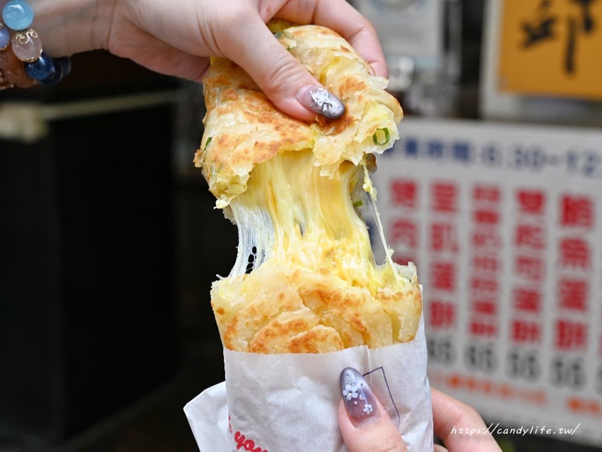 台中人激推「酥皮蛋餅」!現煎餅皮金黃恰恰飄焦香,夾入牽絲起司瀑布超欠吃 台中人激推「酥皮蛋餅」!現煎餅皮金黃恰恰飄焦香,夾入牽絲起司瀑布超欠吃