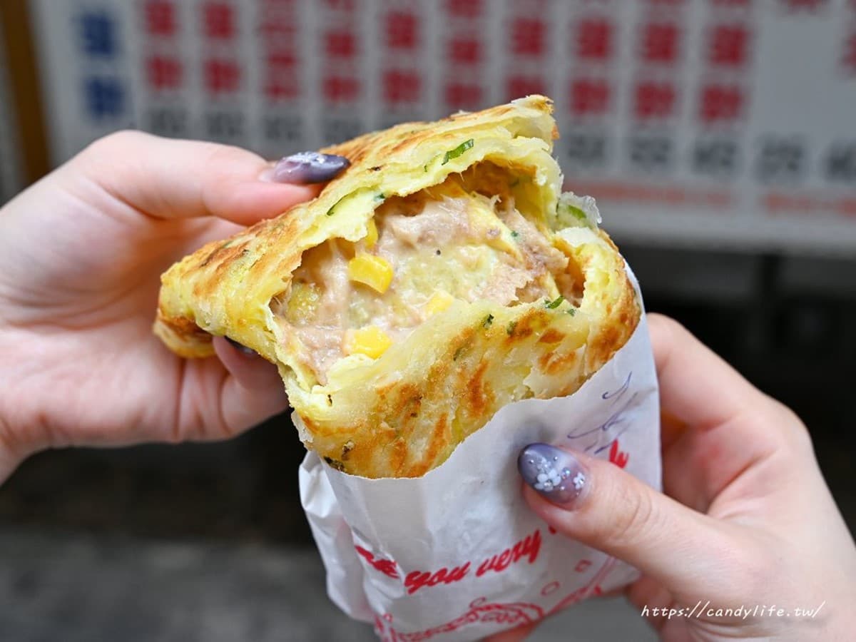 台中人激推「酥皮蛋餅」!現煎餅皮金黃恰恰飄焦香,夾入牽絲起司瀑布超欠吃 台中人激推「酥皮蛋餅」!現煎餅皮金黃恰恰飄焦香,夾入牽絲起司瀑布超欠吃
