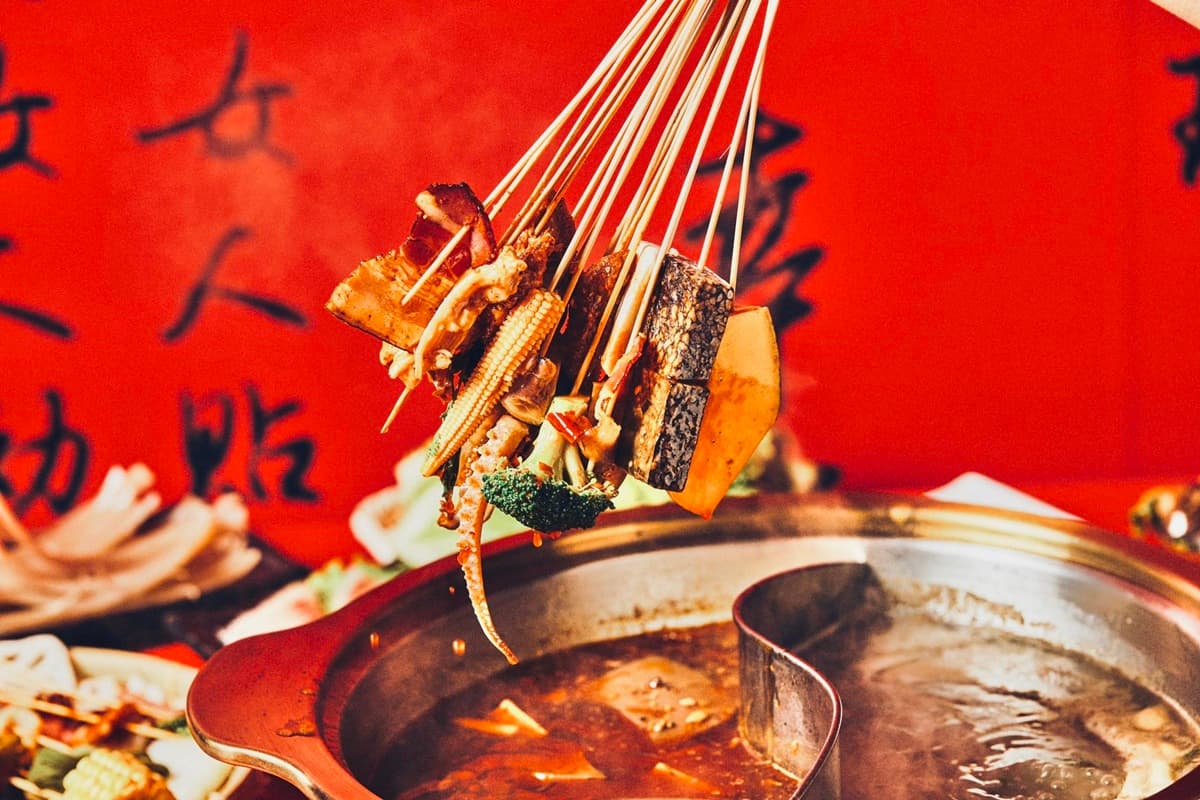 串串香買一送一!4.9星「成都串串火鍋」每串只要5元,爽嗑麻辣小龍蝦、老油條 串串香買一送一!4.9星「成都串串火鍋」每串只要5元,爽嗑麻辣小龍蝦、老油條