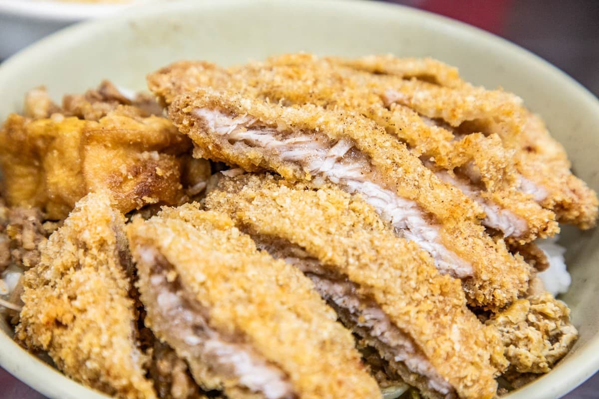 大碗公只要65元!排隊老字號「黃金排骨飯」飄香車站40年,爌肉飯也必點 大碗公只要65元!排隊老字號「黃金排骨飯」飄香車站40年,爌肉飯也必點