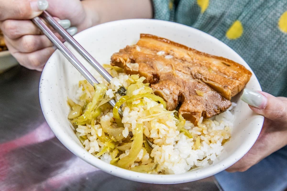 大碗公只要65元!排隊老字號「黃金排骨飯」飄香車站40年,爌肉飯也必點 大碗公只要65元!排隊老字號「黃金排骨飯」飄香車站40年,爌肉飯也必點