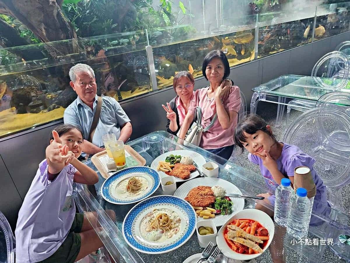 快來當小美人魚!超涼感「水族館餐廳」彷彿走進海底,繽紛魚群看了好療癒 快來當小美人魚!超涼感「水族館餐廳」彷彿走進海底,繽紛魚群看了好療癒