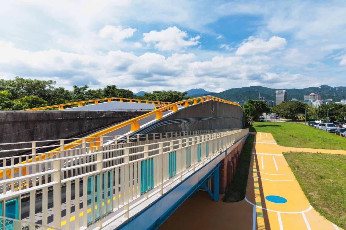 台北全新「看飛機觀景台」!溜滑梯設計小朋友會嗨翻,打卡夢幻彩繪玻璃裝置 台北全新「看飛機觀景台」!溜滑梯設計小朋友會嗨翻,打卡夢幻彩繪玻璃裝置